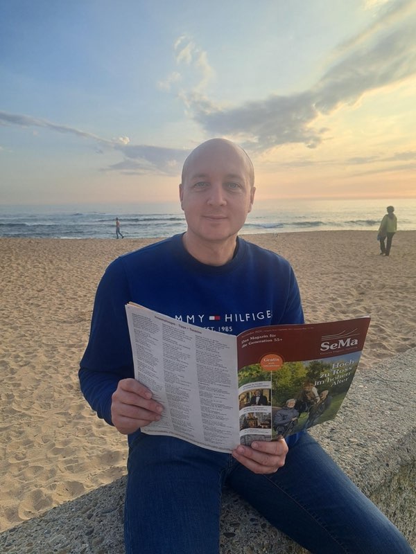 Jan Philipp Platenius mit dem SeMa am Strand von Nerja