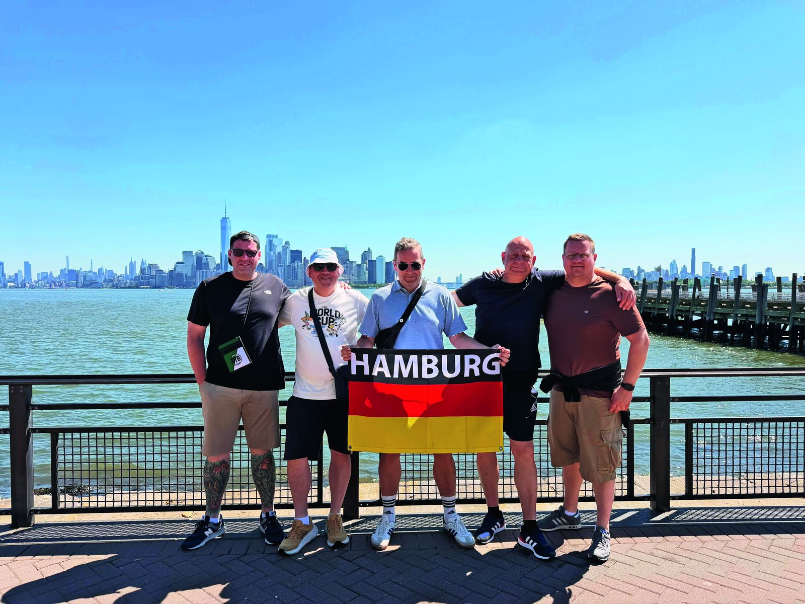 Die Reisegruppe vor den Niagara-Fällen