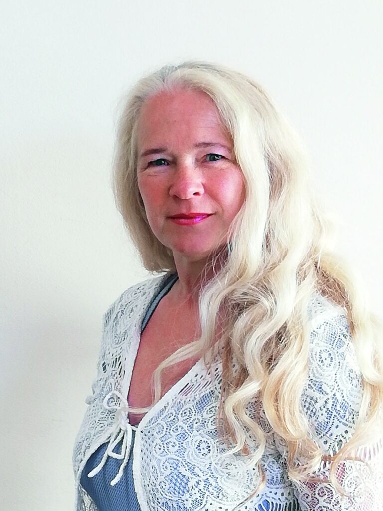 Barbara Kaliner, Intendantin der Opernfactory Hamburg, blickt freundlich in die Kamera.