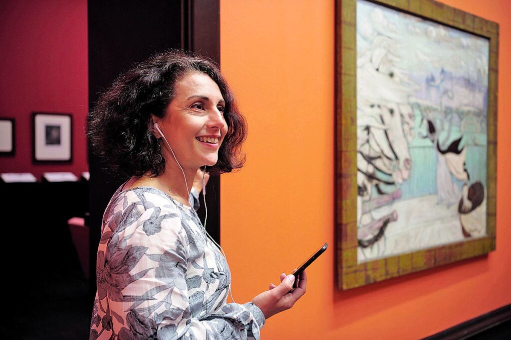 Eingang der Kunsthalle Bremen mit Besuchergruppe davor.
