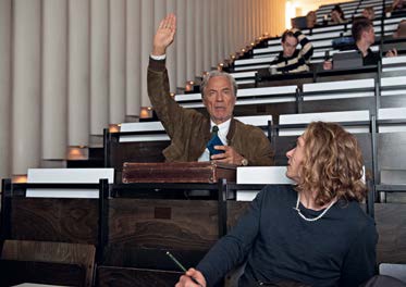 Walter (Heiner Lauterbach) besucht die Vorlesung von Alice.