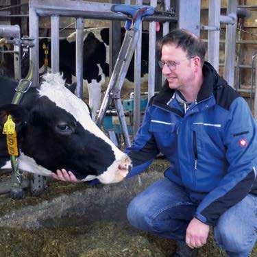 Jan-Hendrik Langeloh mit Kuh Zitrone. Sein Milchhof bietet nicht nur einen Lieferservice, sondern ist auch einer der …