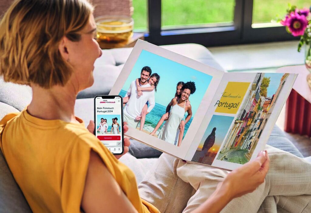 Fotobuch mit aufgeschlagenen Seiten, verschiedene Fotos sichtbar
