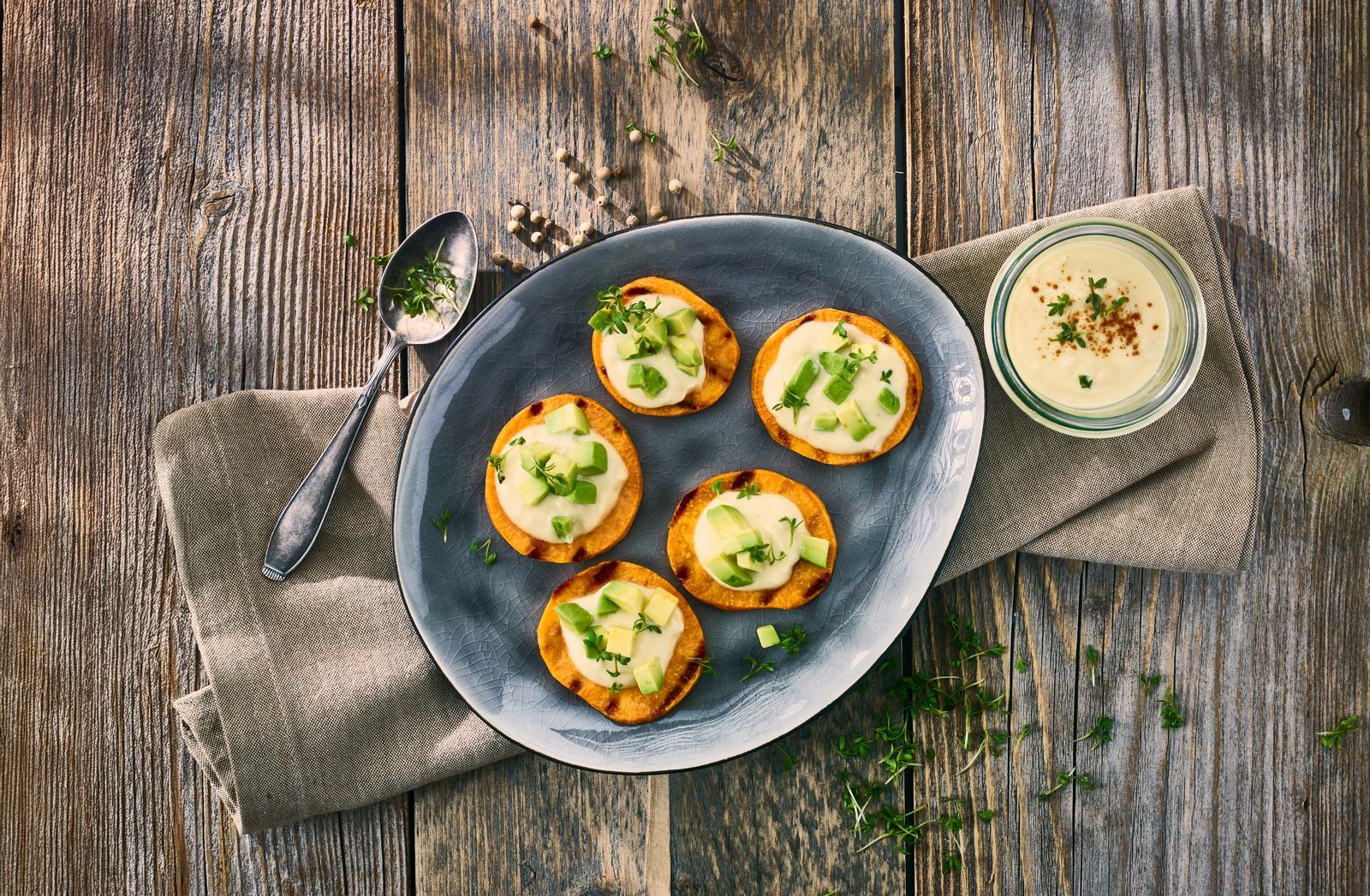 Süßkartoffel-Snack mit Avocado als Grillbeilage angerichtet