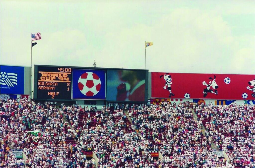 Anzeigetafel im Stadion zeigt das Endergebnis Bulgarien gegen Deutschland bei der WM 1994.