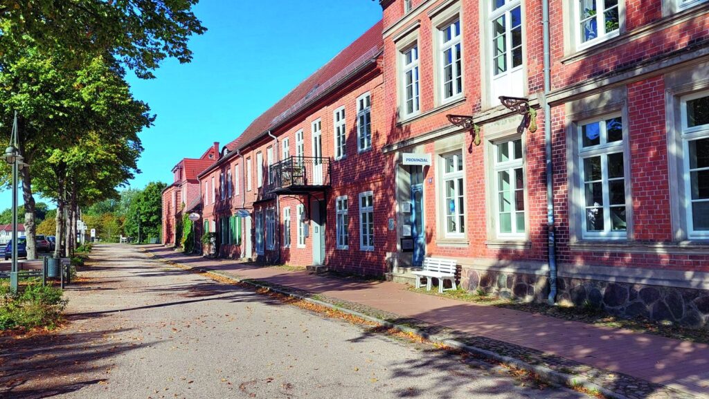Blick auf die Schloßstraße in Ludwigslust mit historischen Häusern.