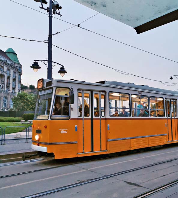 Ab dem Alter von 65 Jahren fahren Senioren in den Budapester Straßenbahnen und U-Bahnen kostenlos.