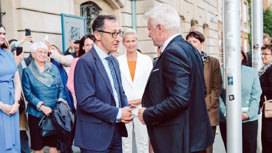 Minister und Metzgermeister Alois Rainer, CSU, begrüßt seinen Vorgänger und Vegetarier Cem Özdemir von den Grünen.