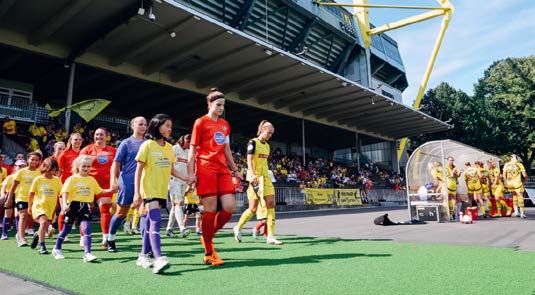 Die BVB-Damen laufen im historischen Dortmunder Stadion Rote Erde auf.