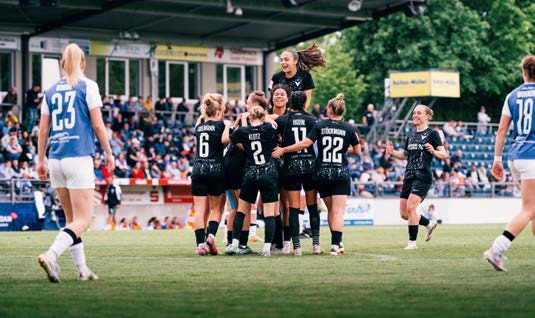 Auf den Rängen feiern die Fans, auf dem Platz feiert die Mannschaft: Zweitligist Viktoria Berlin.