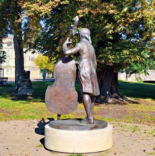 Das Denkmal für den Kontrabassisten „Johannes Matthias Sperger“ steht in Ludwigslust.