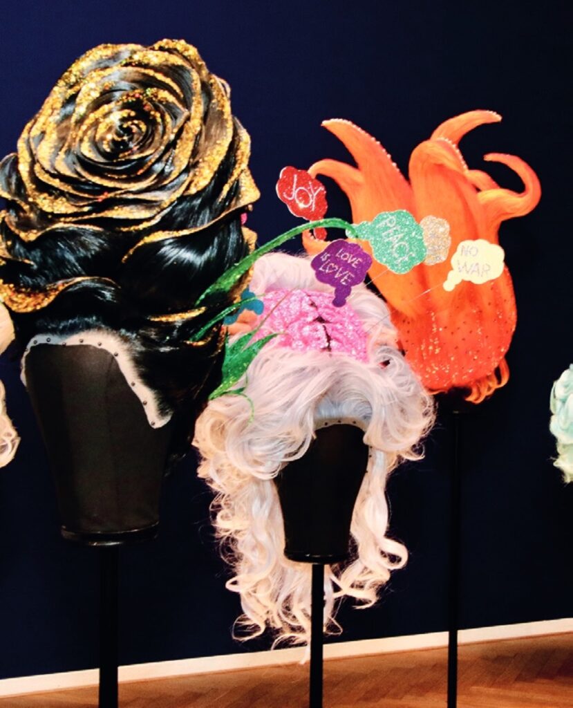 Perücken, gestaltet von Karl Gadzali und Mohamad Barakat-Götz. © Marion Schröder