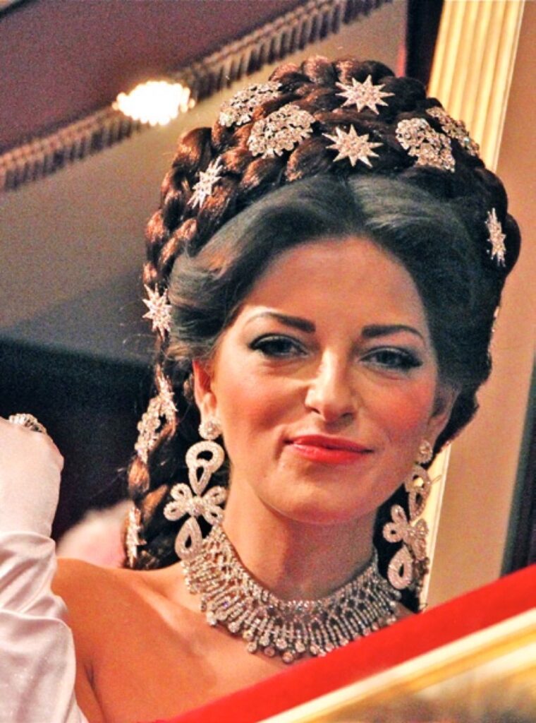 Xenia Prinzessin von Sachsen in der Loge als Sisi beim Opernball in Wien. © Marion Schröder