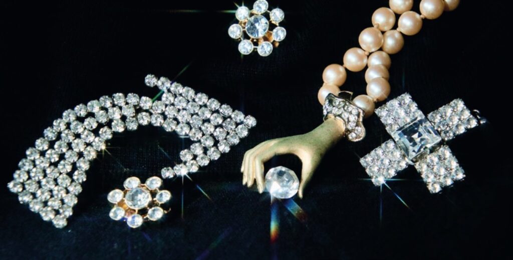 Privater Strass-Schmuck. © Marion Schröder