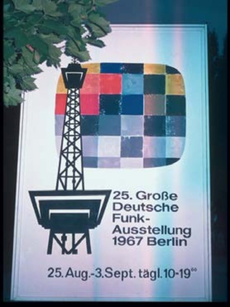 „Jetzt wird’s bunt“: Mit solchen Werbeschildern wurde auf der Berliner Funkausstellung 1967 für das neue Farbfernsehen …