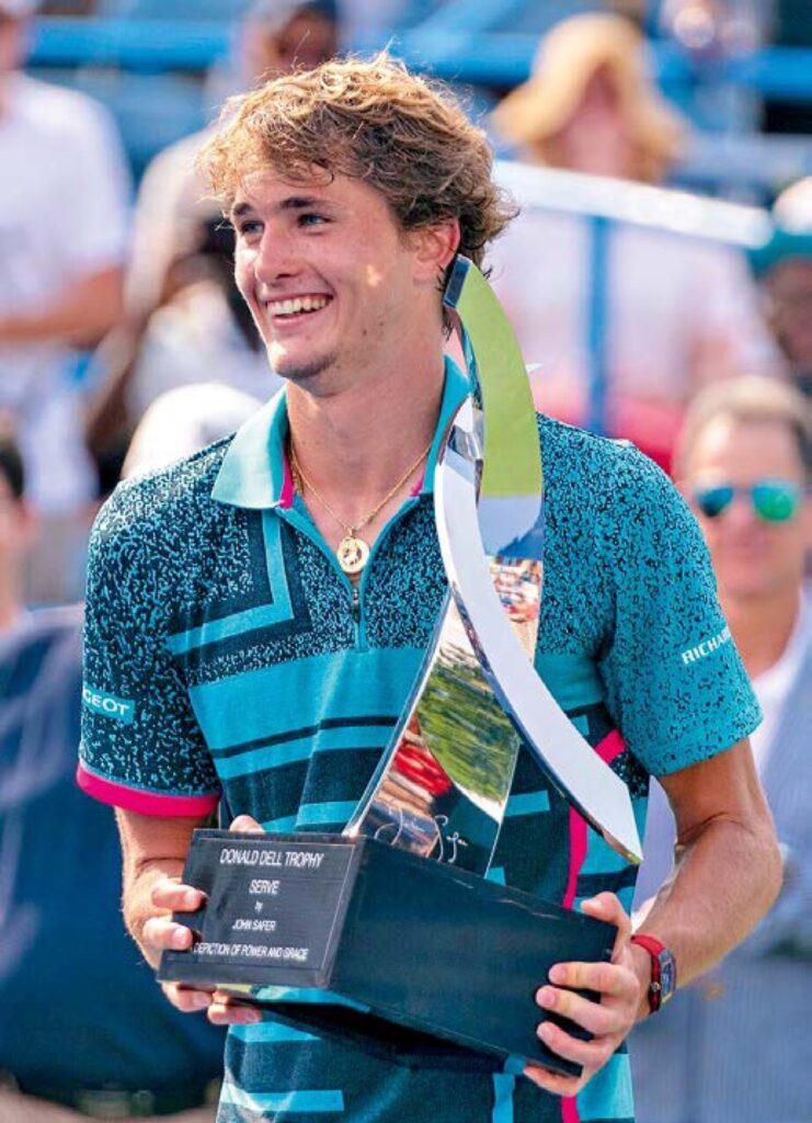 Ein Erfolg auf dem Weg zur Weltspitze: Alexander Zverev mit der Siegertrophäe des Citi Open in Washington, D.C., im August …