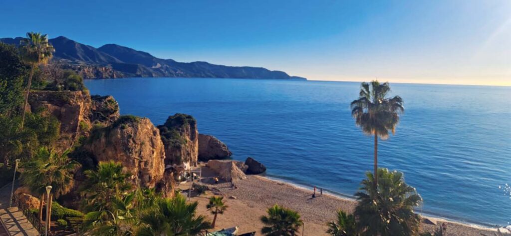Innenstadt und Meer gehen in der bezaubernenden Kleinstadt Nerja ineinander über.