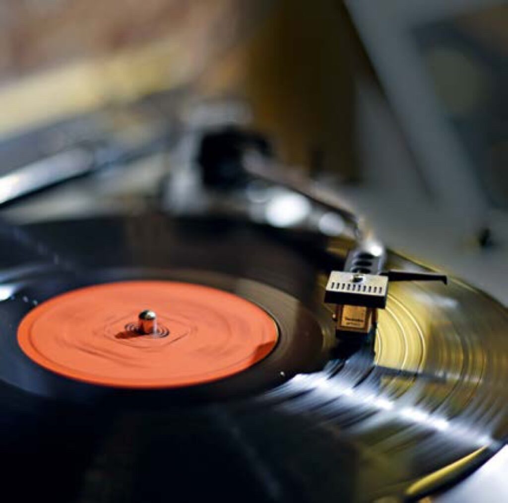 Wieder im Kommen ist die gute alte Schallplatte. In der modernen Variante oft aus buntem Vinyl, ist sie ein Muss für echte …