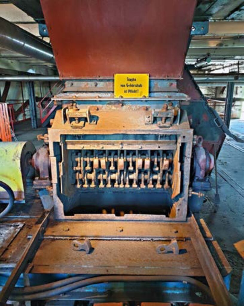 Die F60 ist eine gigantische Abraumförderbrücke im Lausitzer Braunkohletagebau, sie erreicht eine Höhe von knapp 80 Metern.