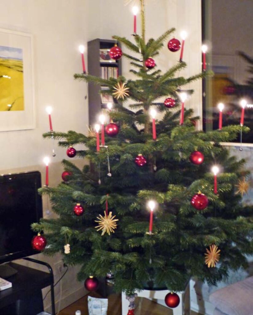 Inzwischen eine Rarität – ein Tannenbaum mit „echten“ Kerzen.