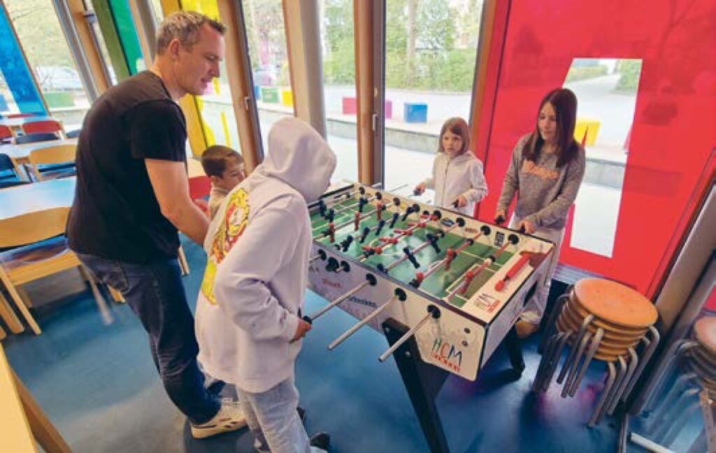 Tobias Lucht nimmt sich Zeit für die ARCHE-Kinder.