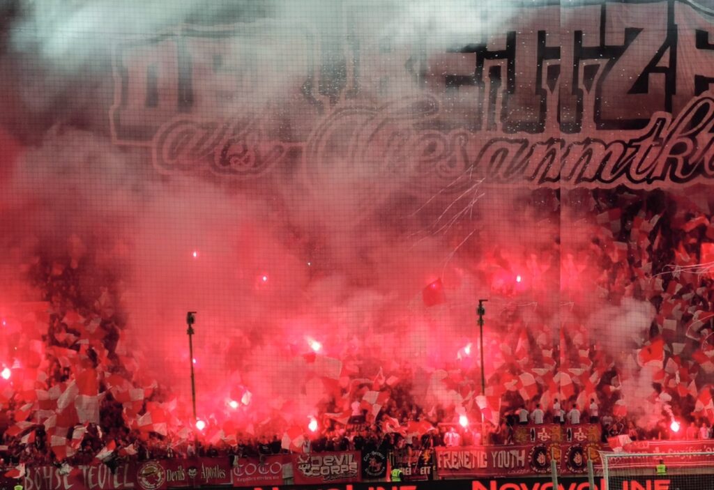 Die Stimmung am Betzenberg ist legendär, die Fans der Roten Teufel heizen regelmäßig ein.