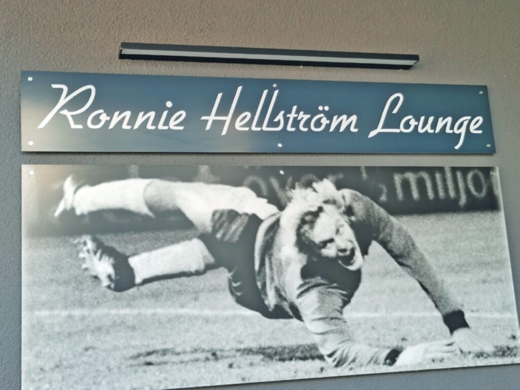 Die Ronnie Hellström Lounge mitten in Erinnerungen an die Fußballhistorie der Stadt.
