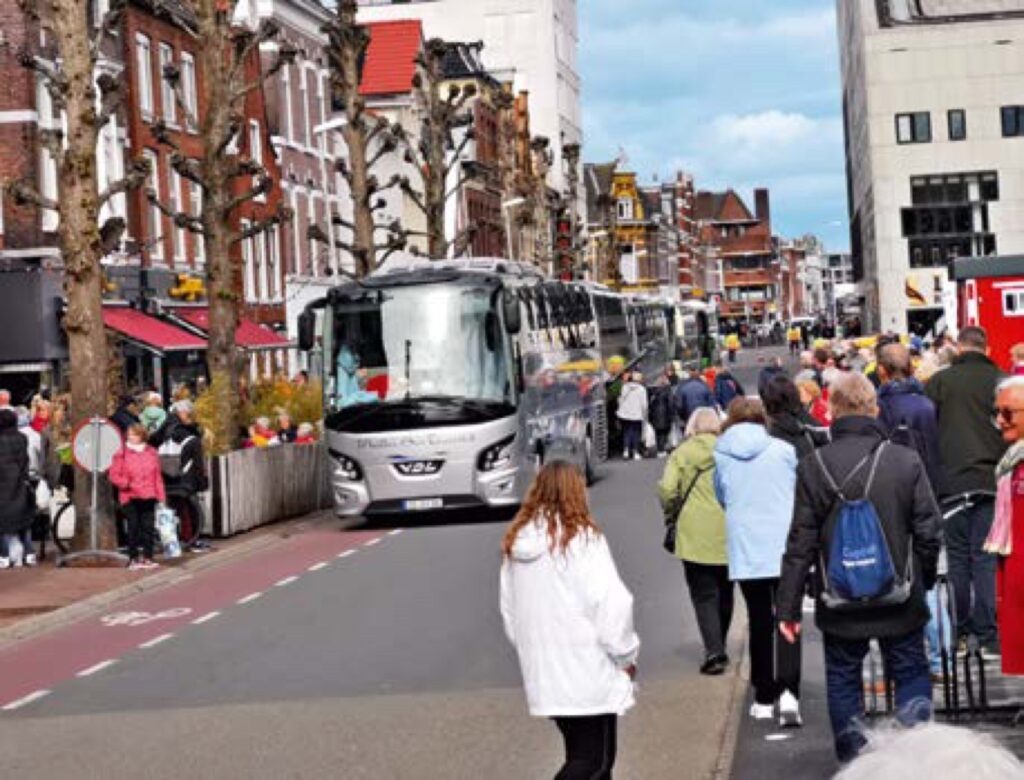 Busse, Blumen und Bollerwagen