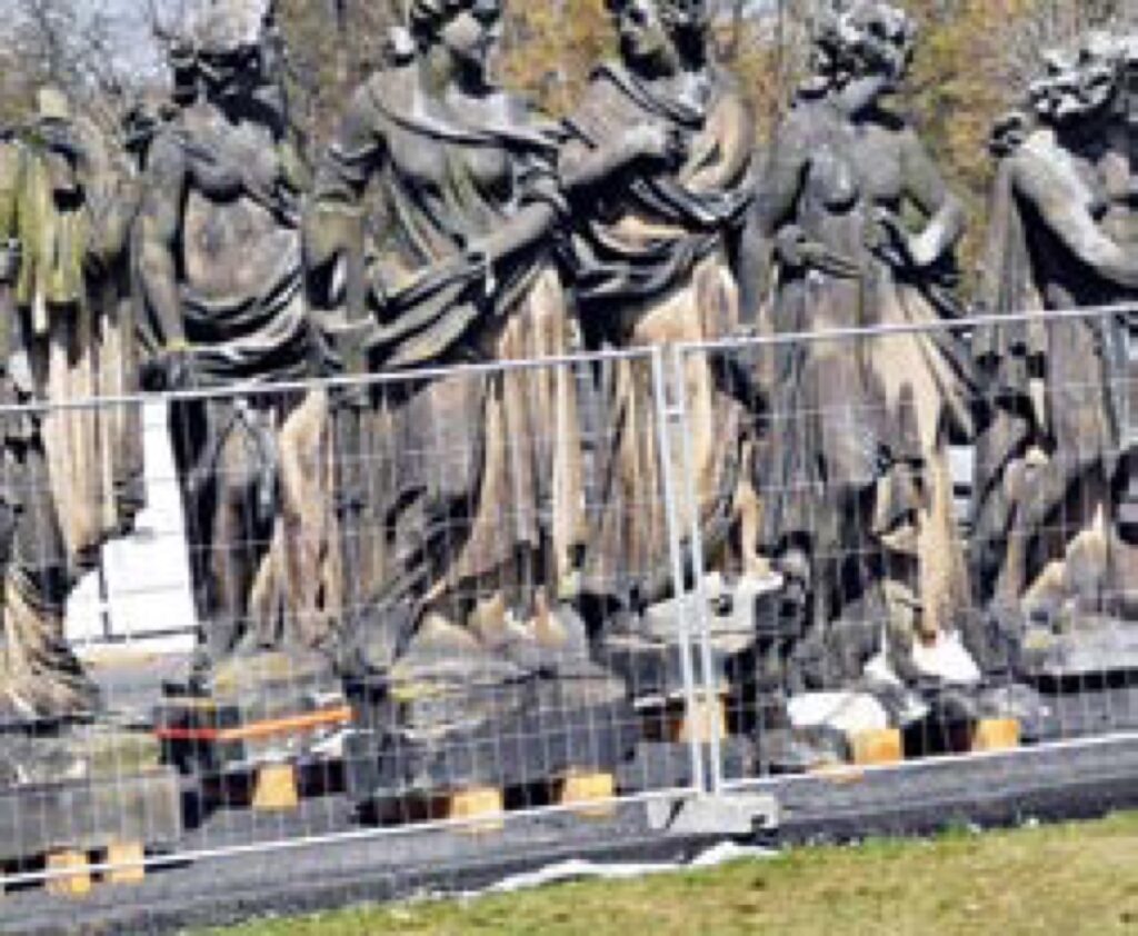 Die bekannten Skulpturen sind beim Umbau vom Dach in ein Gatter verbannt worden.