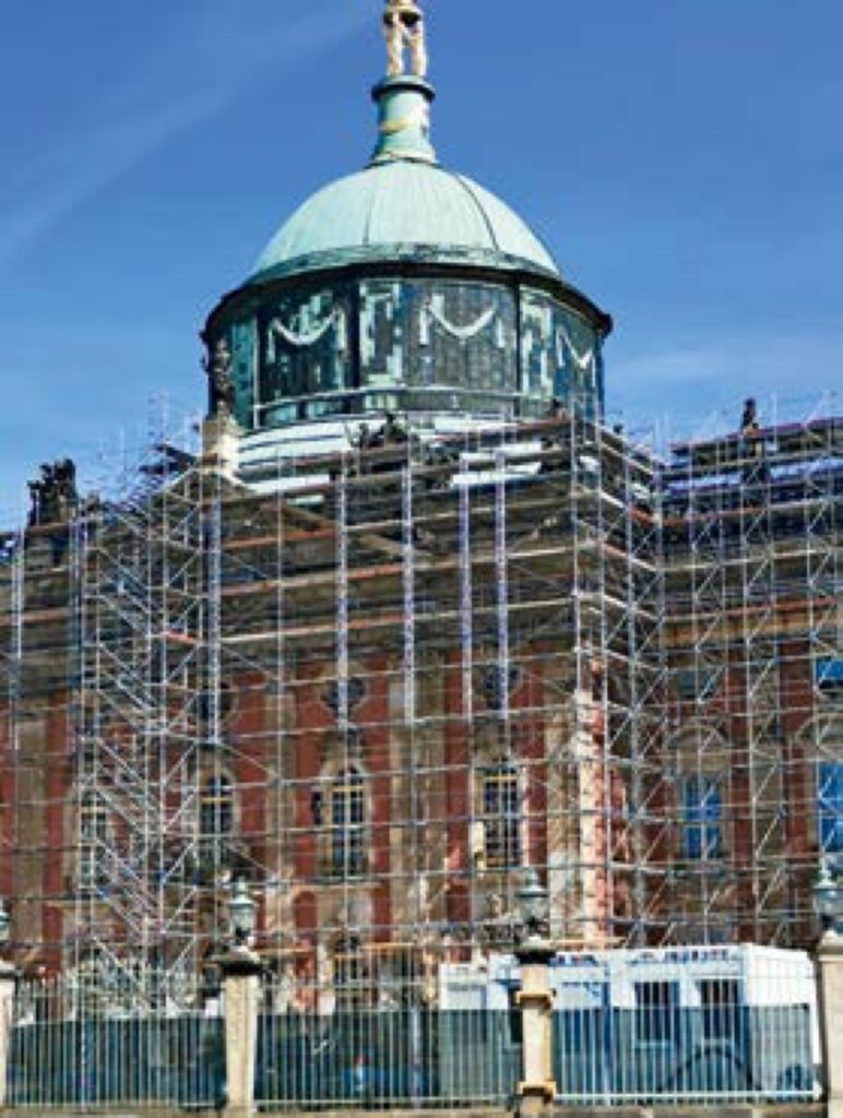 Das neue Palais ist seit langer Zeit von einem Riesengerüst verdeckt. Bald wird es insgesamt in neuem Glanz erstrahlen.
