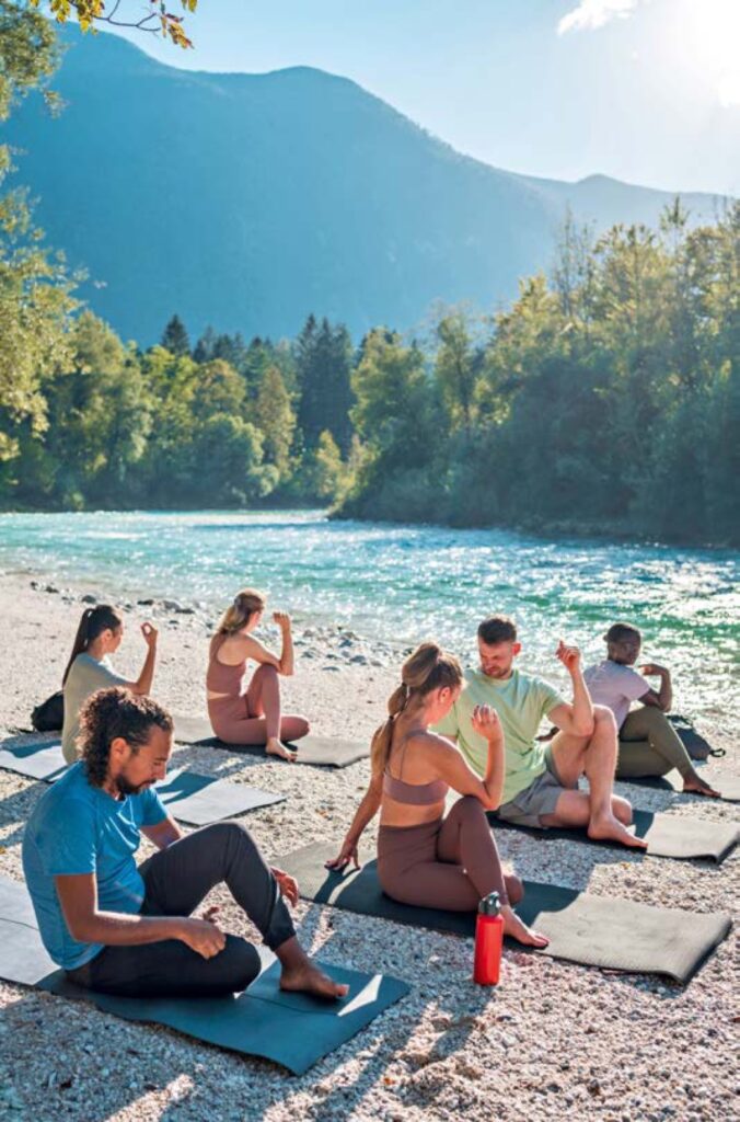 Urlaub, inklusive Yoga an der frischen Luft: Das unterstützt den Stressabbau und kann der Einstieg in gesunde Gewohnheiten …