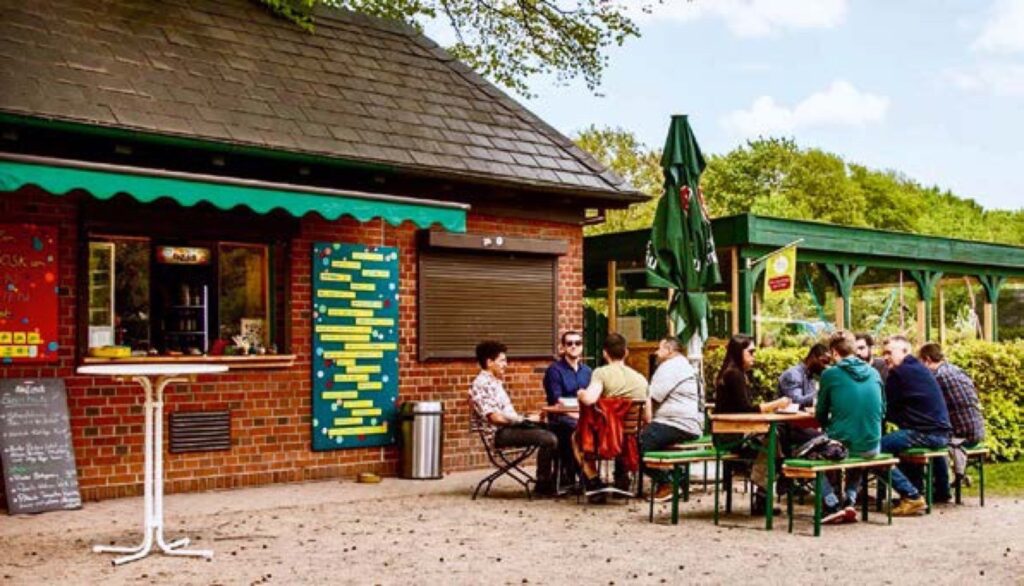 Der Kiosk am Eingang zum Dahliengarten bietet alle Gerichte aus eigener Herstellung und in Bio-Qualität an.